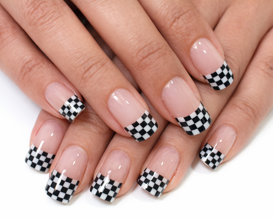 Manucure française à carreaux avec fond clair