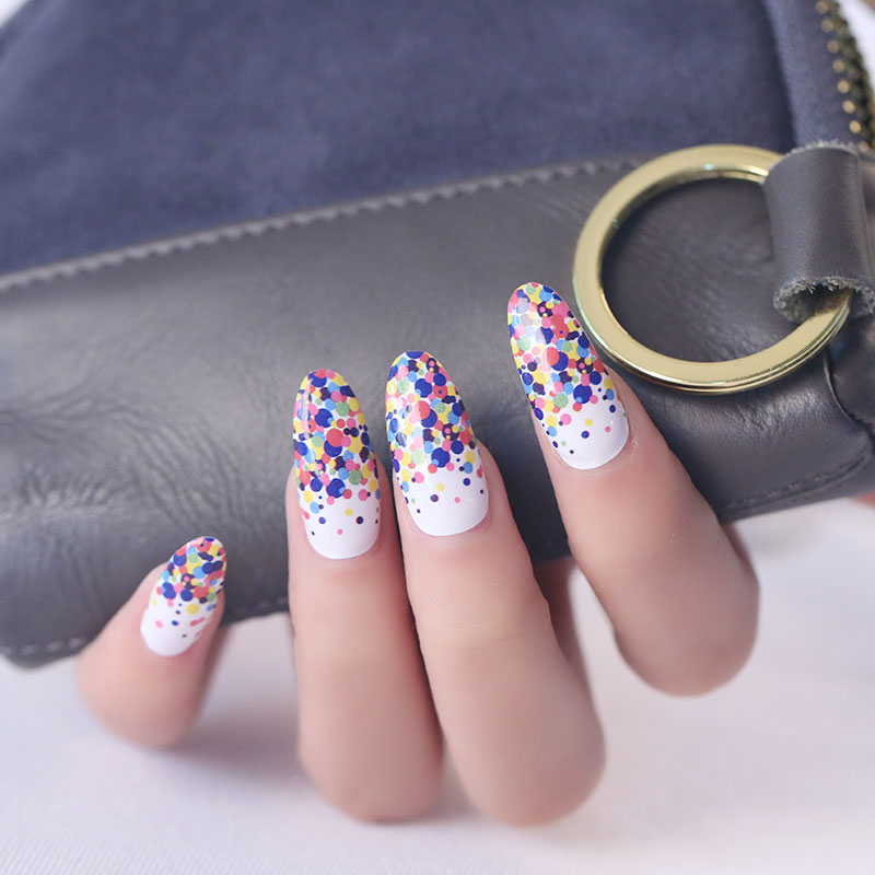 Confettis d'anniversaire avec Shimmer French Manucure Jaune Bleu Rose