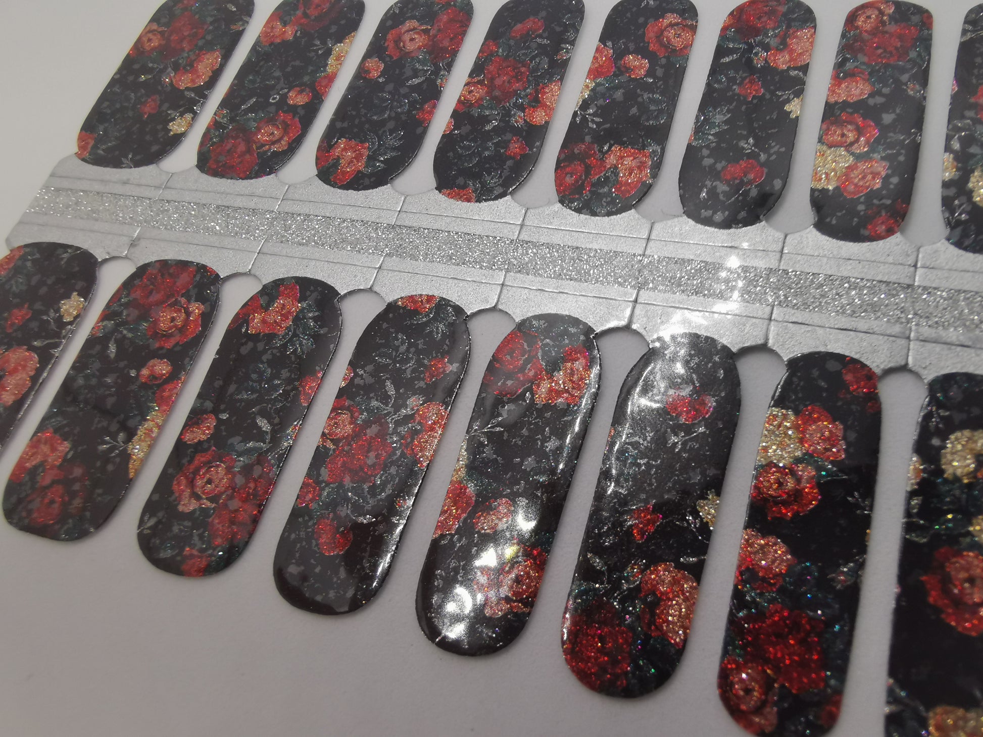 Dark Slate Gray Glitter Black Background and Red and Beige Roses Flowers